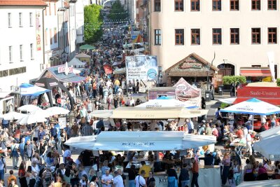 Freiberg: Bergstadtfest mit 38 Meter hohem Riesenrad - Das Bergstadtfest – hier ein Blick ins Weindorf 2023 – ist das größte Volksfest in Mittelsachsen.