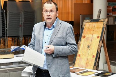 Freiberg: Bibliothek legt Bücher an Ketten - Kustos Dr. Volker Bannis betreut die Andreas-Möller-Bibliothek im Geschwister-Scholl-Gymnasium. 