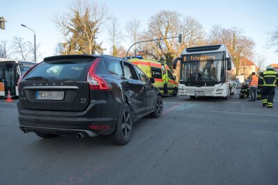 Freiberg: Bus und Auto kollidieren auf Tivoli-Kreuzung - 