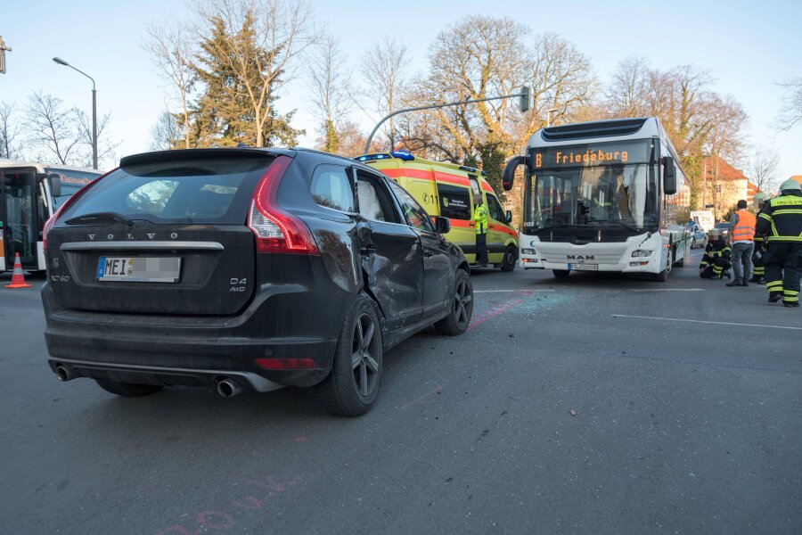 Freiberg: Bus und Auto kollidieren auf Tivoli-Kreuzung - 
