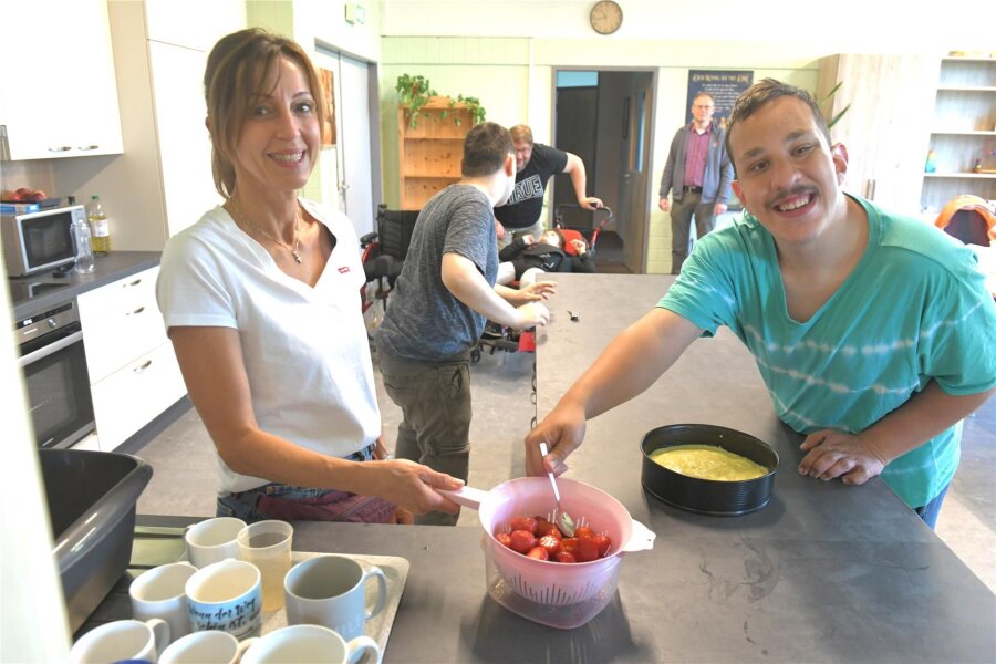 Freiberg: Diakonie investiert in bessere Lebensqualität für schwerstbehinderte Menschen - Gemeinsam backen in den neuen Räumen: Gruppenleiterin Diana Richter bereitet mit Sebastian (v. l.) in der Küche einen Kuchen für die Gruppe vor.
