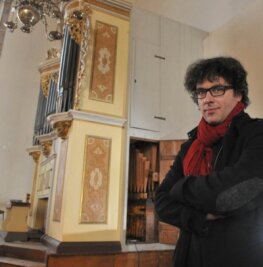 Freiberg: Die kleine Silbermann-Orgel schimmelt - Domkantor Albrecht Koch vor der kleinen Silbermann-Orgel im Freiberger Dom St. Marien. Das Instrument muss gereinigt werden.