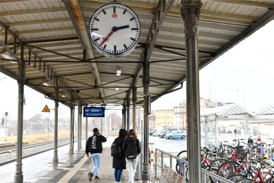 Freiberg: Die Sache mit den Bahnhofsuhren - Die Uhren im Bahnhof Freiberg – hier ein Bild vom März – gehen jetzt wieder richtig.
