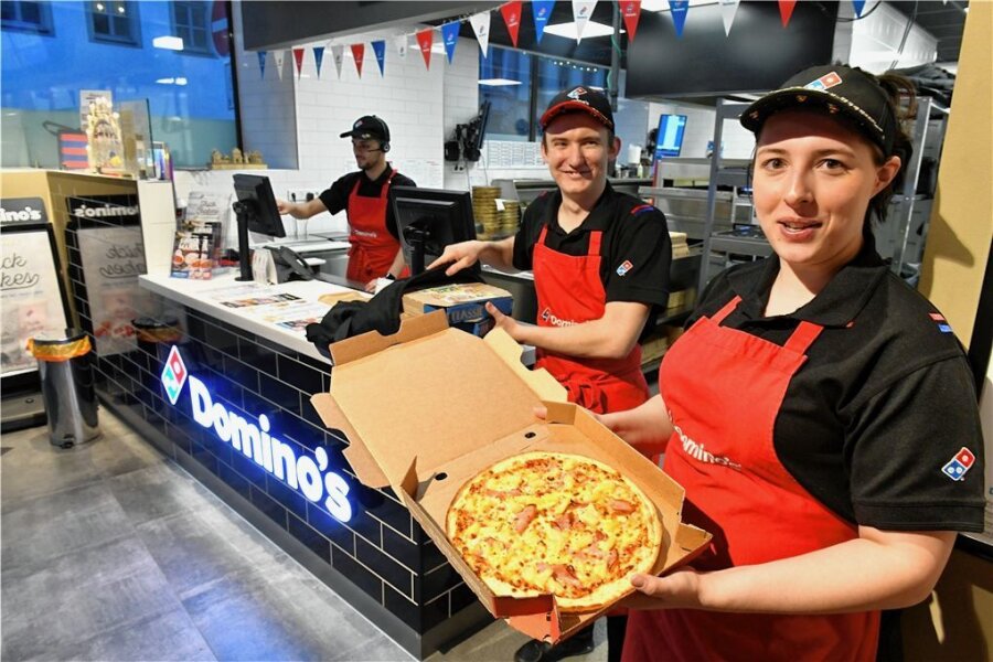 Freiberg: Dieses Dankeschön hat allen geschmeckt - Domino's Pizza an der Erbischen Straße in Freiberg. Im Bild Vanessa Gaudl, Steve Prosswimmer und Mohammad Mamo (l). 
