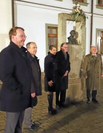 Freiberg ehrt einen großen Gelehrten - OB Sven Krüger, Professor Alexej Bulgakow, Marianne und Frank-Michael Engel sowie Generalkonsul Andrej Yurevich Dronov (v. l.) an der Lomonossow-Büste. 