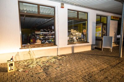 Freiberg: Einbrecher schlagen Schaufensterscheibe mit Axt ein - Der Getränkemarkt ist nicht zum ersten Mal Ziel eines Einbruchs geworden.