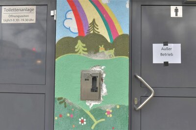Freiberg: Einbrüche in Bezahlautomaten von Toiletten - An der Toilettenanlage im Albertpark in Freiberg wurden die Bezahlautomaten aufgebrochen.