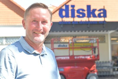 Freiberg: Einkaufsmarkt eröffnet in Gerberpassage - Uwe Krause, der Geschäftsführer der Gerberpassage Freiberg, auf dem Parkplatz vor dem neuen Diska-Markt.