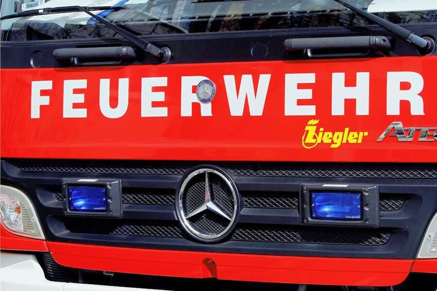 Freiberg: Feuerwehr muss Müllcontainer im Bertholdsweg löschen - Die Feuerwehr musst brennende Müllcontainer in Freiberg löschen. 