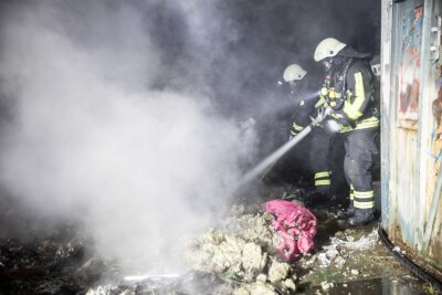 Freiberg: Feuerwehr rückt zu Müllbrand aus - 