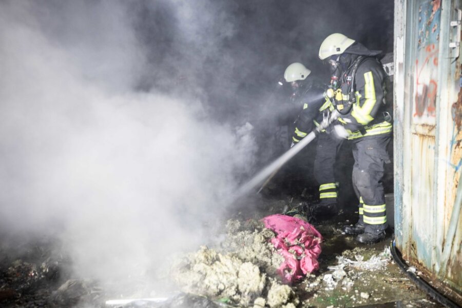 Freiberg: Feuerwehr rückt zu Müllbrand aus - 