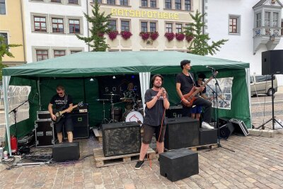 Freiberg: Fünf Bands treten am Samstag auf dem Obermarkt auf – Störer zeigt Hitlergruß und erhält Anzeige von Polizei - Die Band Solace aus Dresden (Progressive Metal) trat am Samstag zum Festival zum fünfjährigen Bestehen des Jungen Netzwerkes Freiberg auf.