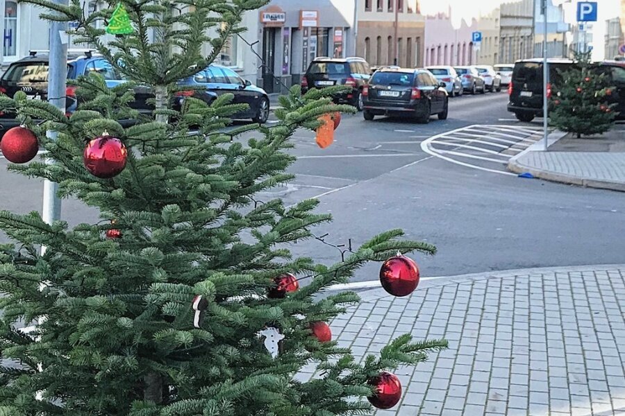 Freiberg: Geschmückte Weihnachtsbäume zieren die Bahnhofsvorstadt - Mit roten Kugeln und bunt bemaltem Holzschmuck verziert ziehen die Weihnachtsbäume in der Bahnhofsvorstadt die Blicke auf sich. 