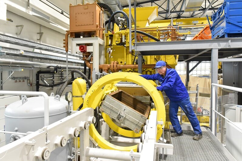 Freiberg: Gießereifachleute treffen sich - Mitarbeiter Veit Glöckner testet die Formkastendreheinrichtung der neuen Formanlage in der großen Gießereihalle der TU Bergakademie.