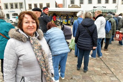 Freiberg: Großer Andrang bei „Käse-Maik“ - Regine Baumgart aus Klingenberg hat sich am Donnerstag mit bei „Käse-Maik angestellt.
