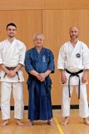 Freiberg hat einen neuen Meister - Oliver Haugk (l.) und Trainer Henry Holze (r.) vor der Prüfung mit dem japanischen Großmeister Toshihiro Oshiro. 
