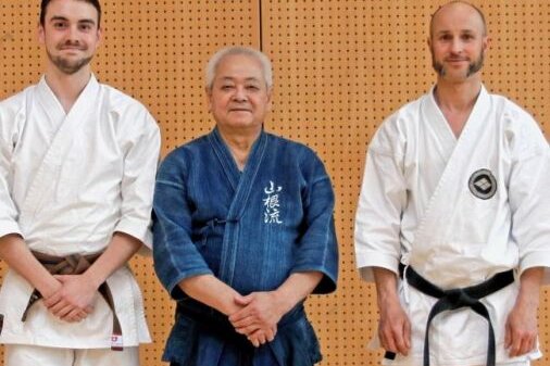 Freiberg hat einen neuen Meister - Oliver Haugk (l.) und Trainer Henry Holze (r.) vor der Prüfung mit dem japanischen Großmeister Toshihiro Oshiro. 