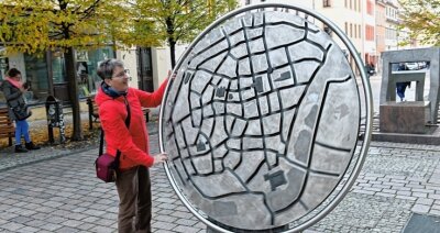 Freiberg: Historische Stadtmauer spielt bei Google keine Rolle - Die Stadtmodell-Drehscheibe heißt bei Google Silberklapperbüchse. Heike Schuffenhauser aus dem Rhein-Main-Gebiet, die drei Wochen lang durch die neuen Bundesländer tourt, testet ihre Geschicklichkeit. 