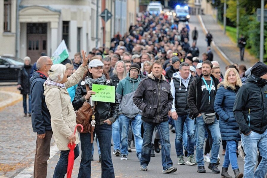 Laut Polizei versammelten sich in Freiberg etwa 950 Menschen zum "Spaziergang" am  Tag der Deutschen Einheit. 