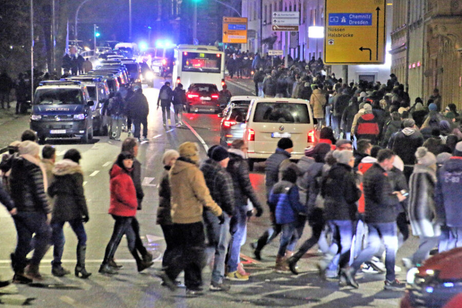Freiberg: Hunderte Teilnehmer bei Coronaprotest - Spontane Straßenseitenwechsel wie hier auf der Hornstraße gehörten zum Ablauf des "Spaziergangs". 