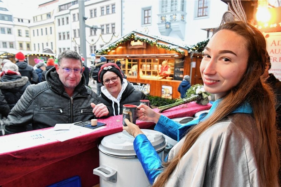 Freiberg im Advent: Feste von klein und fein bis zum Publikumsmagneten - Der Christmarkt am Obermarkt gehört zu Freiberg einfach dazu und ist ein Besuchermagnet. Silberstadt-Königin Celine schenkte Glühwein aus.