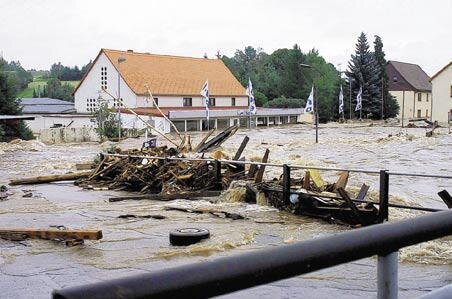 Freiberg: Jahrtausendflut verwüstet Landkreis - Möbel, Teile von Gartenlauben und Garageninhalte stauten sich bedrohlich an der Kurprinz-Brücke in Großschirma.