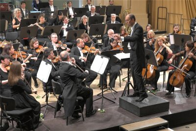 Freiberg: Klassische Sinfonien stehen auf dem Programm - Die Mittelsächsische Philharmonie unter Leitung von GMD Attilio Tomasello begeisterte beim Sinfoniekonzert im Oktober.