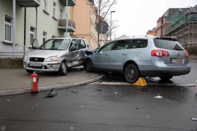 Freiberg: Kollision an Kreuzung - Autofahrer schwer verletzt - 