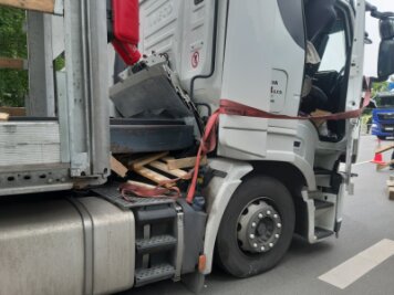 Freiberg: Ladung drückt Lkw-Fahrerkabine ein - 