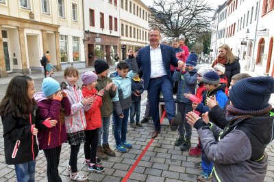 Freiberg lädt ab sofort zu sportlichen Aktivitäten mitten in der Stadt ein - Auch OB Sven Krüger probierte eine für Kinder gedachte mobile Slackline an der Petersstraße aus.
