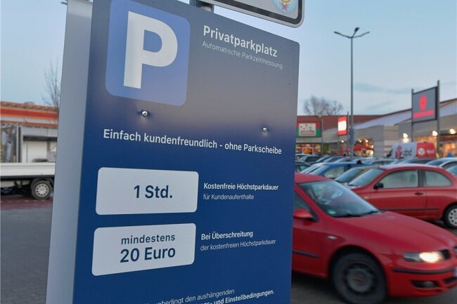 Auf dem Parkplatz am Fachmarktzentrum an der Annaberger Straße in Freiberg darf derzeit nur eine Stunde lang geparkt werden. Foto: Eckardt Mildner