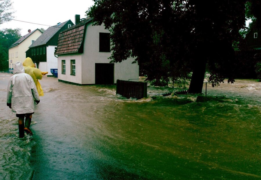Freiberg: Landrat Uhlig löst Katastrophenalarm aus - Hochwasser in Oberbobritzsch: Dieses Bild bot sich am 12. August in der Mitte des Ortsteils der Gemeinde Bobritzsch.