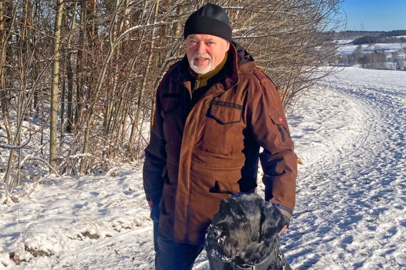 Freiberg: Landrat Volker Uhlig im Interview - Sechs bis acht Kilometer sind Volker Uhlig und sein russischer Terrier Petja jeden Tag unterwegs, hier zu Weihnachten auf den Höhen rund um Niederbobritzsch. 