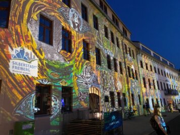 Freiberg: Lange Nacht der Wissenschaft und Wirtschaft stößt auf enormes Interesse - Das Unigebäude am Schlossplatz wurde illuminiert.