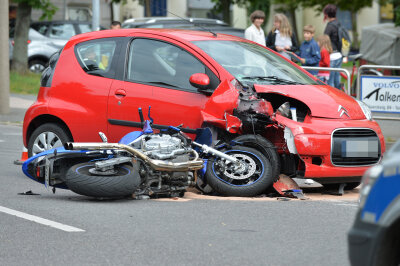 Freiberg: Motorradfahrer bei Unfall verletzt - 