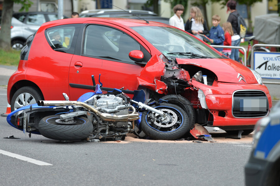 Freiberg: Motorradfahrer bei Unfall verletzt - 