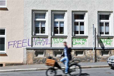 Freiberg: Nach Schmierereien auf Hauswänden ermittelt die Polizei - Diese Wandschmierereien brachten Unbekannte in der Nacht zum Montag in der Freiberger Oststraße an. 