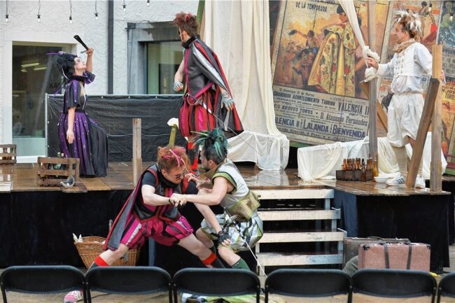 Freiberg: Pfiffige Kostüme, witzige Szenen - Theater bringt Komödie auf den Schlosshof - Spaß und Action: Zu den Sommernächten im Schlosshof Freudenstein in Freiberg hat die Komödie "Dame Kobold" Premiere. Hier Eindrücke von einer Probe des Schauspielensembles des Mittelsächsischen Theaters. Premiere ist am 17. Juni. 