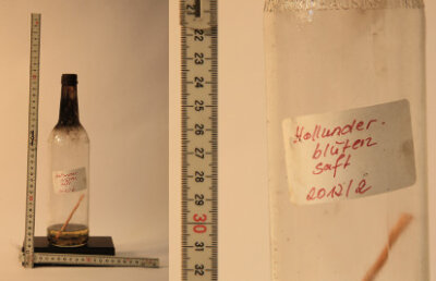 Freiberg: Polizei sucht nach Brandstifter - Diese Flasche wurde in dem Stall sichergestellt. Die Polizei bittet um Hinweise zur Handschrift.