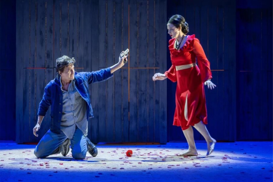 Freiberg: Sieben Gründe, warum Sie sich „Carmen“ ansehen sollten - Frank Unger als José und Kirsten Scott als Carmen am Mittelsächsischen Theater.