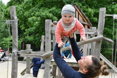 Freiberg: So heißen die im Juli geborenen Kinder - Da freuen sich auch die Jüngsten: Im Tierpark Freiberg sind Carolin Bock und Hannah (10 Monate) auf dem Spielplatz.