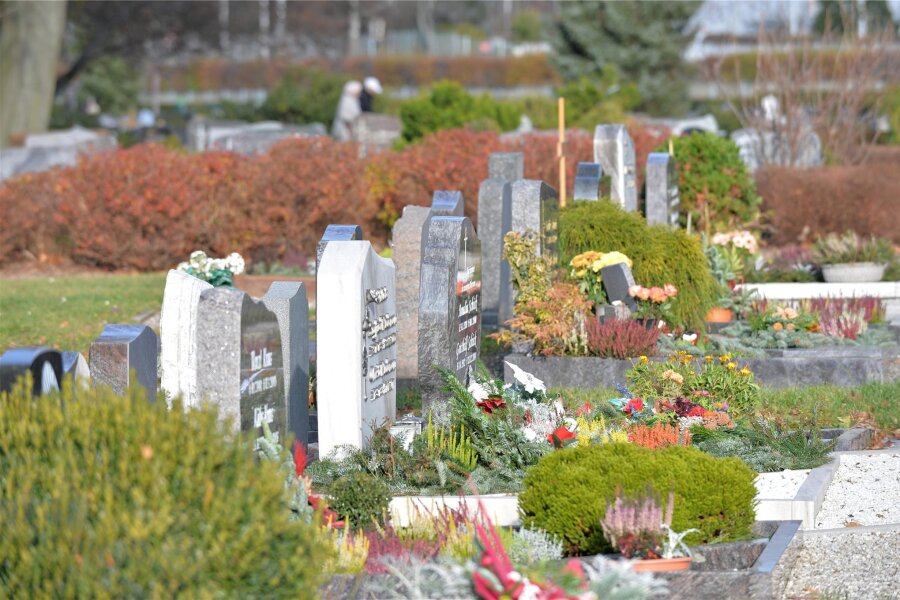 Freiberg: Stadtordnungsdienst auf Friedhof-Streife - Vor dem Zentralfriedhof in Freiberg hatten Unbekannte am Montagvormittag ein Auto aufgebrochen.
