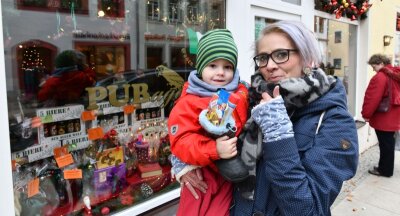 Freiberg: Stiefel-Such-Aktion zum Nikolaus war Erfolg - Machen auch mit bei der Aktion: Anne Würdig und ihr dreijähriger Sohn Pepe-Nox.