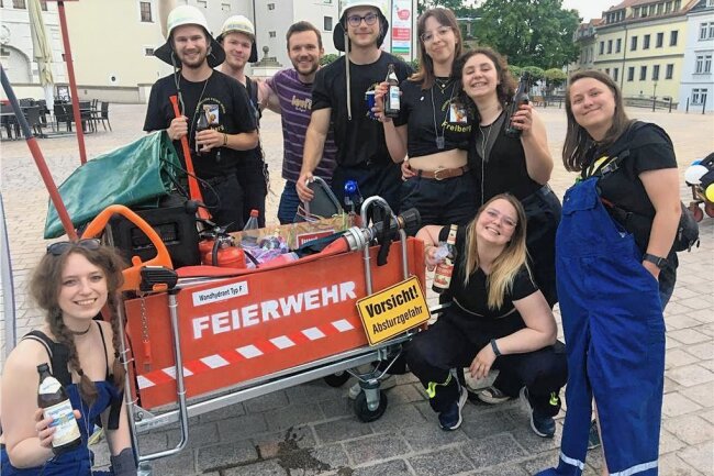 Freiberg: Studierende sorgen am Donnerstagabend in der Altstadt für Trubel - Hier die Truppe Feierwehr auf dem Schlossplatz in Freiberg. 