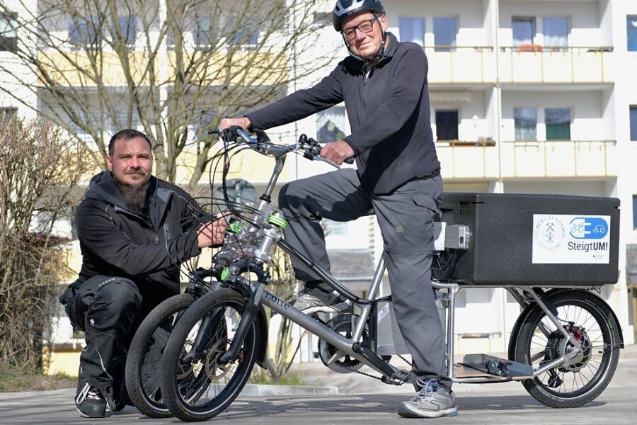 Freiberg testet's: So fahren sich elektrische Lastenräder - Testfahrer  Klaus Hiemann ist 78 Jahre alt. Er will seine Wochenendeinkäufe mit dem elektrischen Lastenrad erledigen.