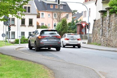 Freiberg: Verkehrsfluss nach Leserhinweisen verbessert - Auf der Lessingstraße in Freiberg gibt es nun eine Links- und eine Rechtsabbiegerspur zur B 173.