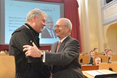Der israelische Großinvestor Michael Federmann hat heute vom Freiberger Oberbürgermeister Bernd-Erwin Schramm das Ehrenbürgerrecht verliehen bekommen.
