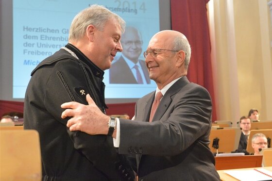 Der israelische Großinvestor Michael Federmann hat heute vom Freiberger Oberbürgermeister Bernd-Erwin Schramm das Ehrenbürgerrecht verliehen bekommen.