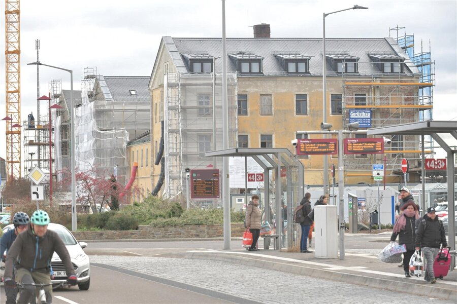 Freiberg: Vier gute Nachrichten für Bahnreisende - Das Bahnhofsgebäude von Freiberg wird derzeit saniert.