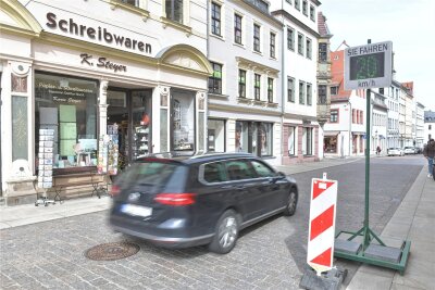 Freiberg: Warum am Obermarkt eine Tempotafel steht - Eine Tempotafel steht derzeit in Freiberg am Obermarkt in Richtung Weingasse.